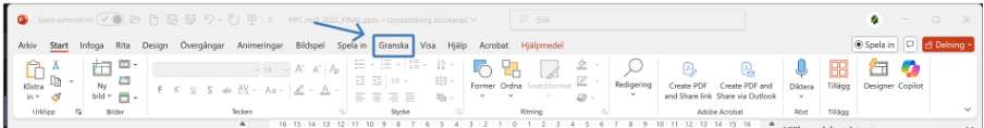 Visar flikarna och verktysfältet i PowerPoint, Granska fliken, den tionde fliken, är inringad.