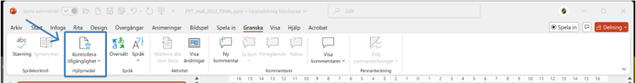 Visar flikarna och verktysfältet i PowerPoint, Granska fliken är aktiv. den tredje knappen “kontrollera tillgänglighet” är inringad.