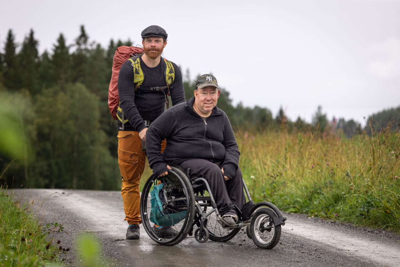 Anders Andrae och Linus Palmqvist på vandring. Foto: Alexander Landström Utemagasinet