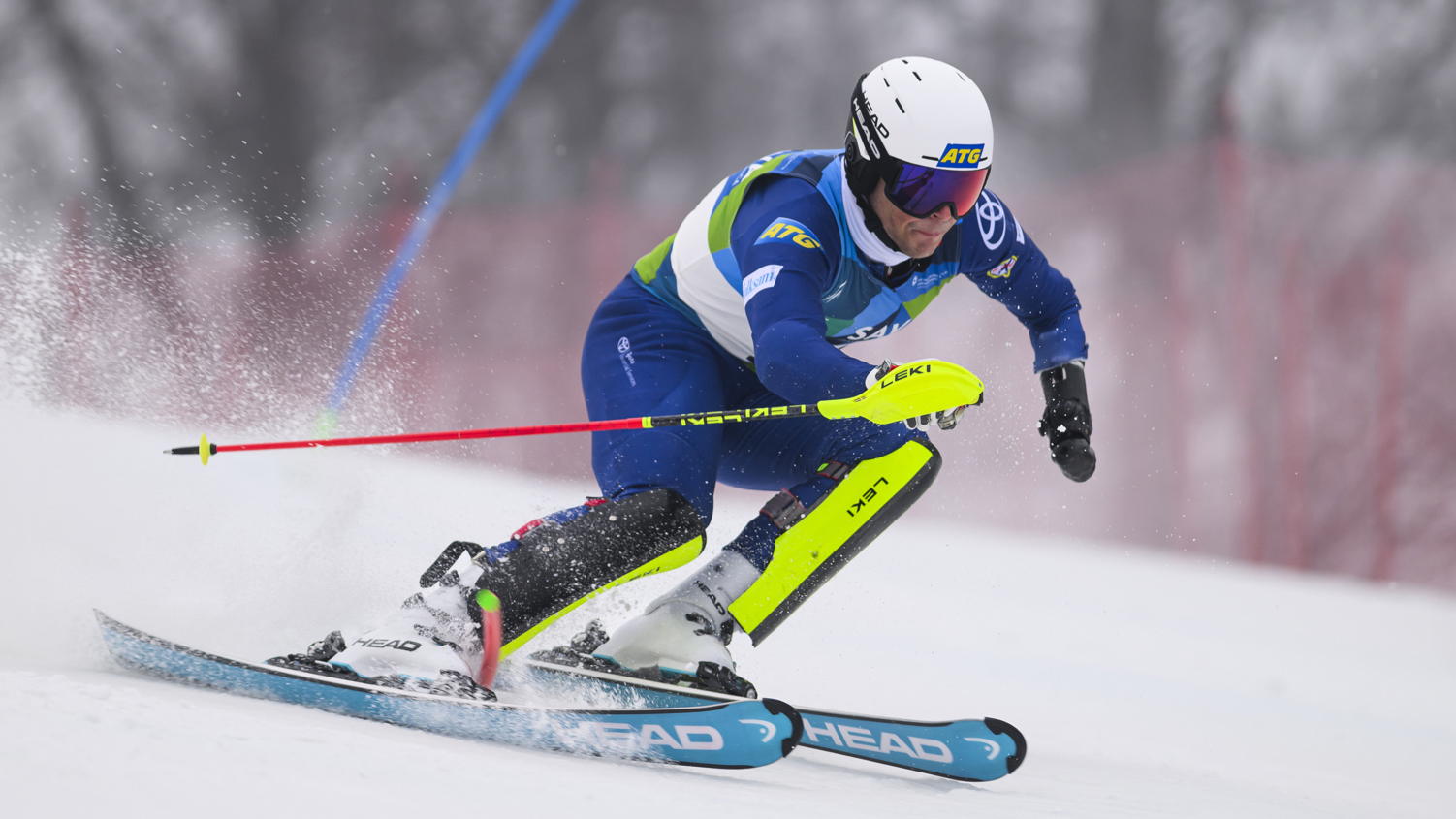 Aaron Lindström på väg ner för backen under slalomtävlingen på VM i Slovenien 