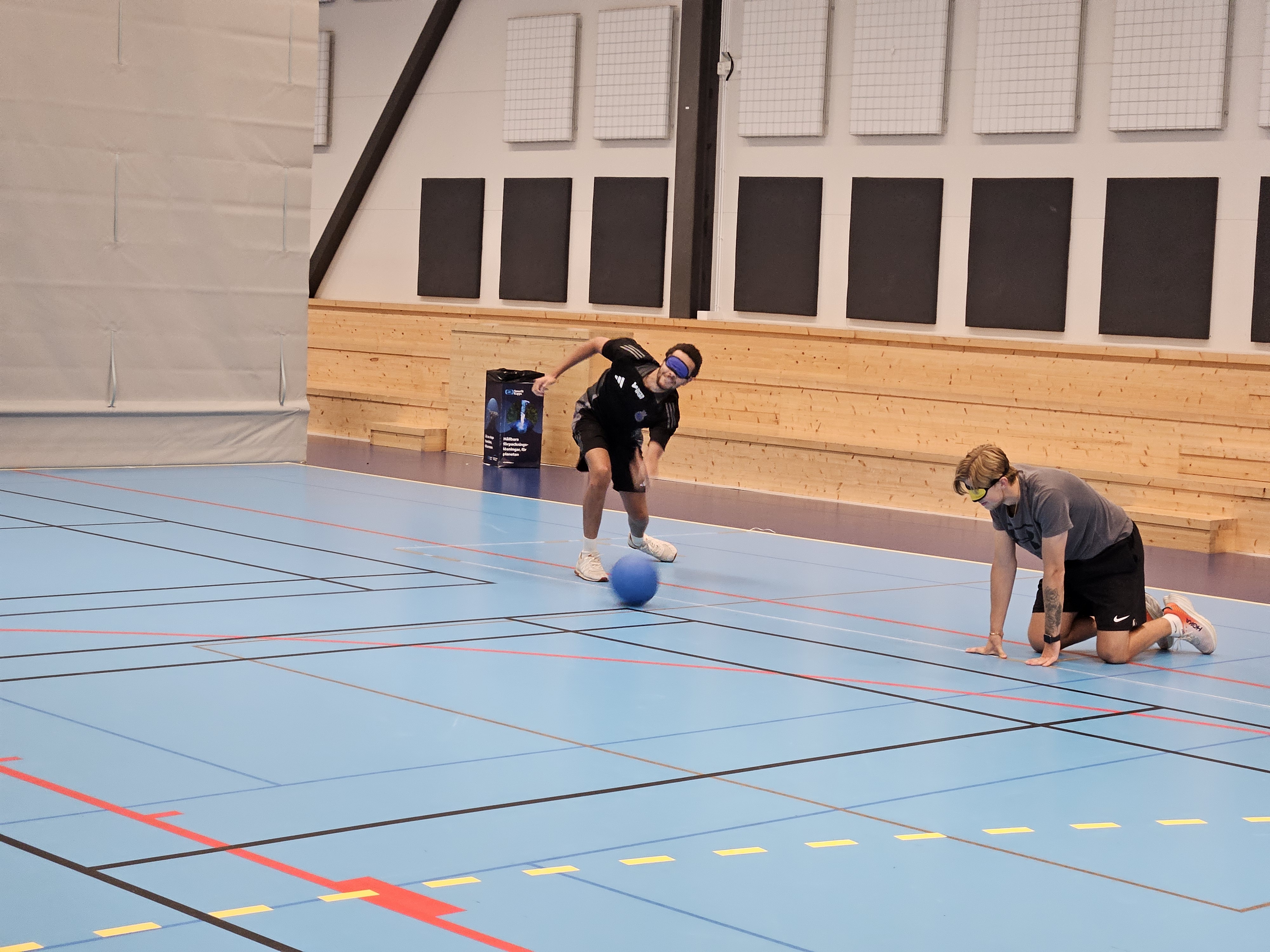 två personer spelar goalball