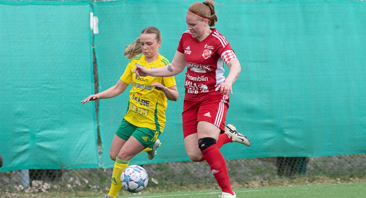 Jonna i rött, till höger, in action