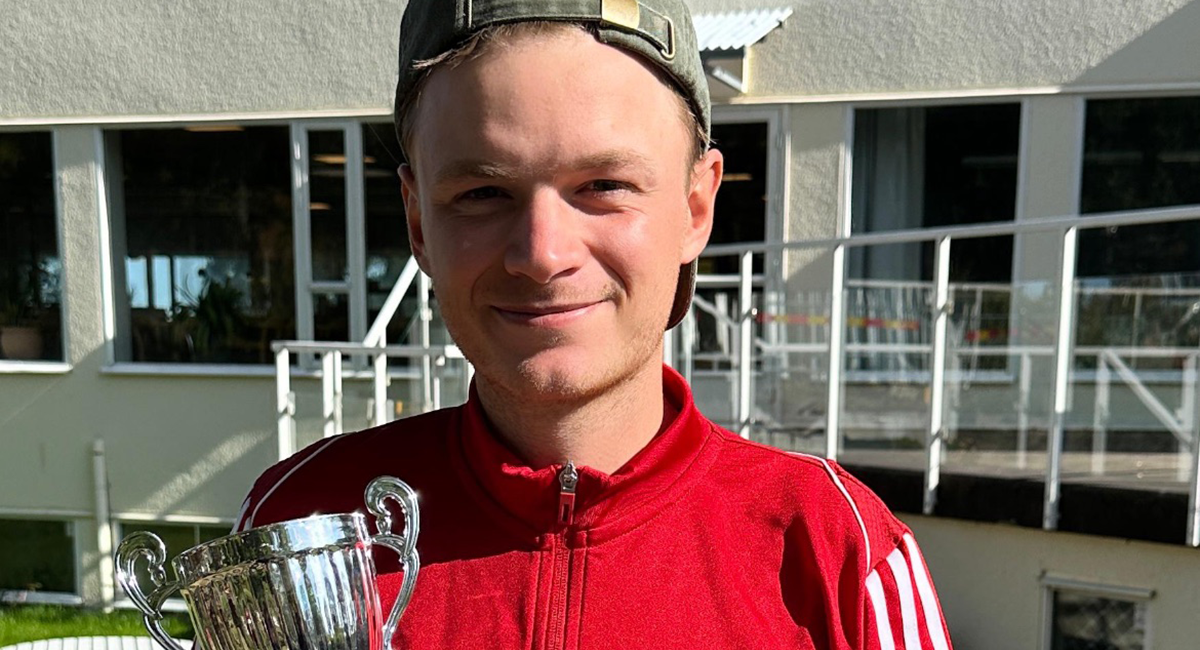 Jonna i rött, till höger, in action