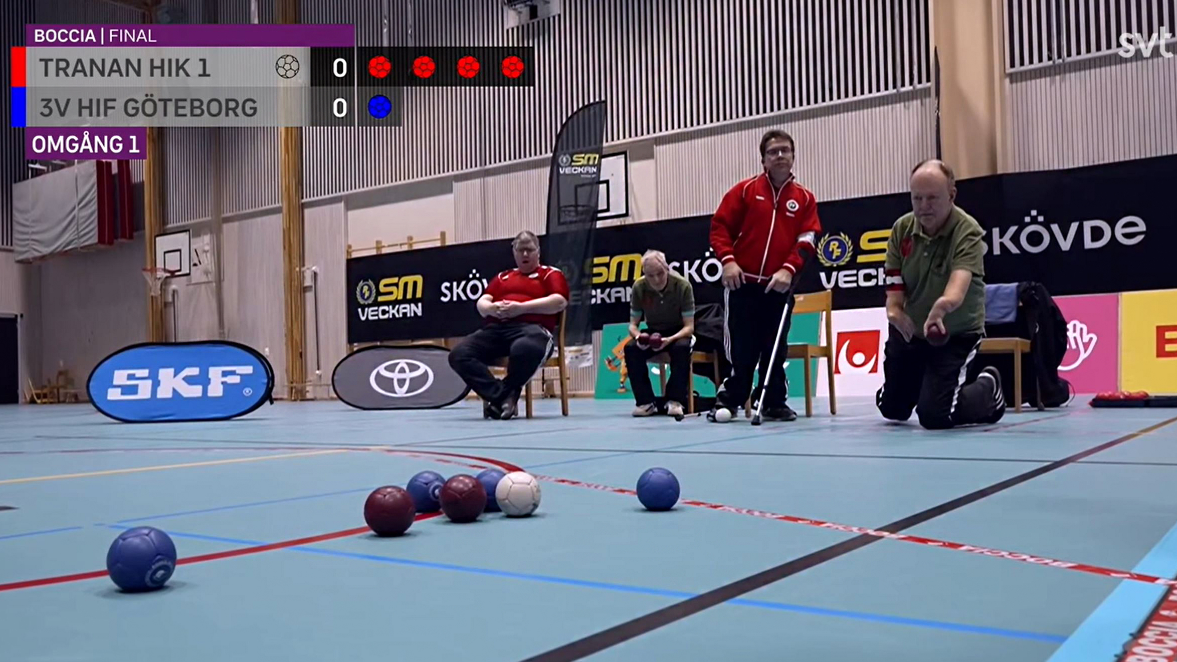 3V HIF i röda tröjor och Tranan HIK i gröna tröjor.