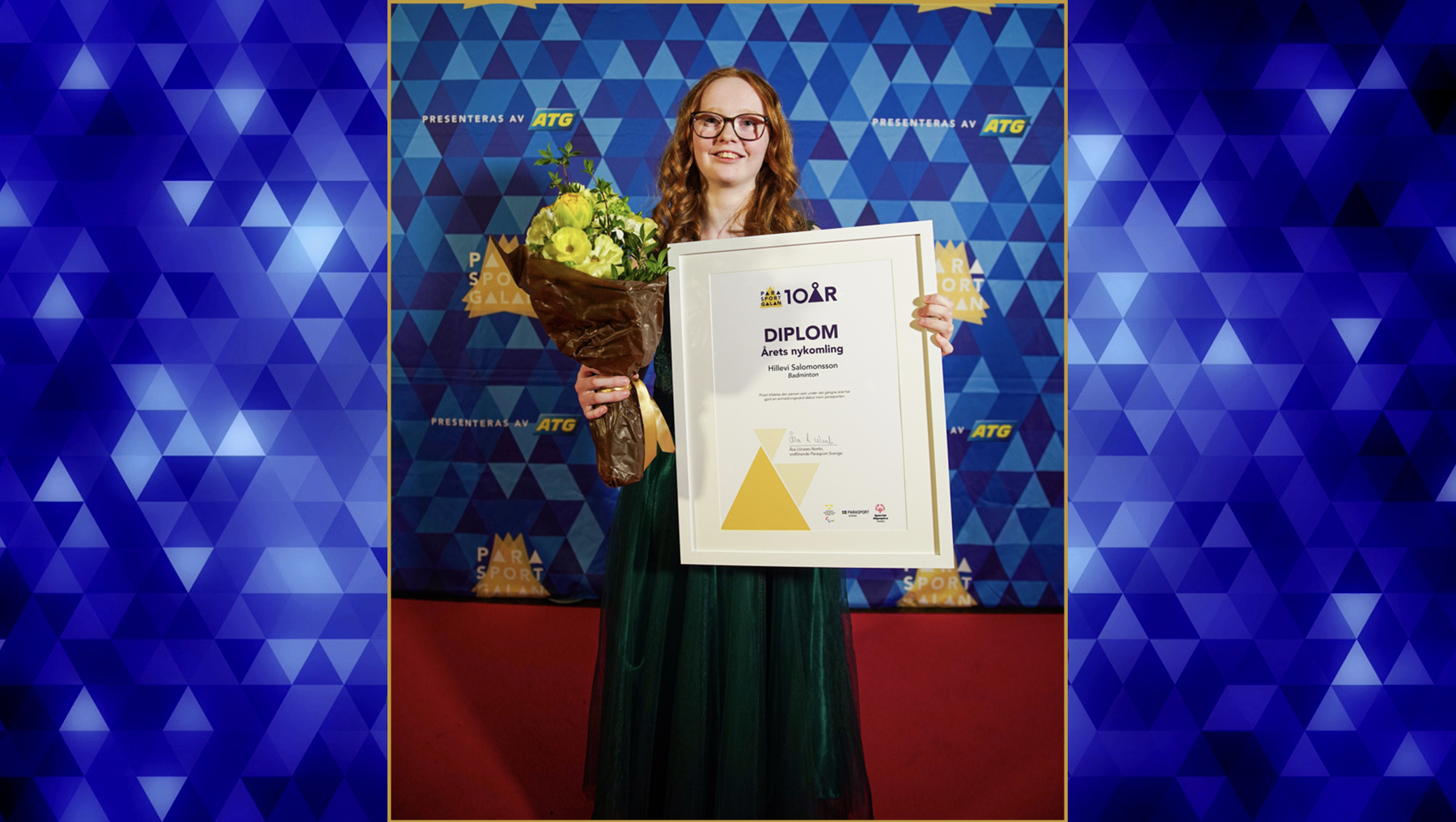Hillevi Salomonsson med diplom och blommor.