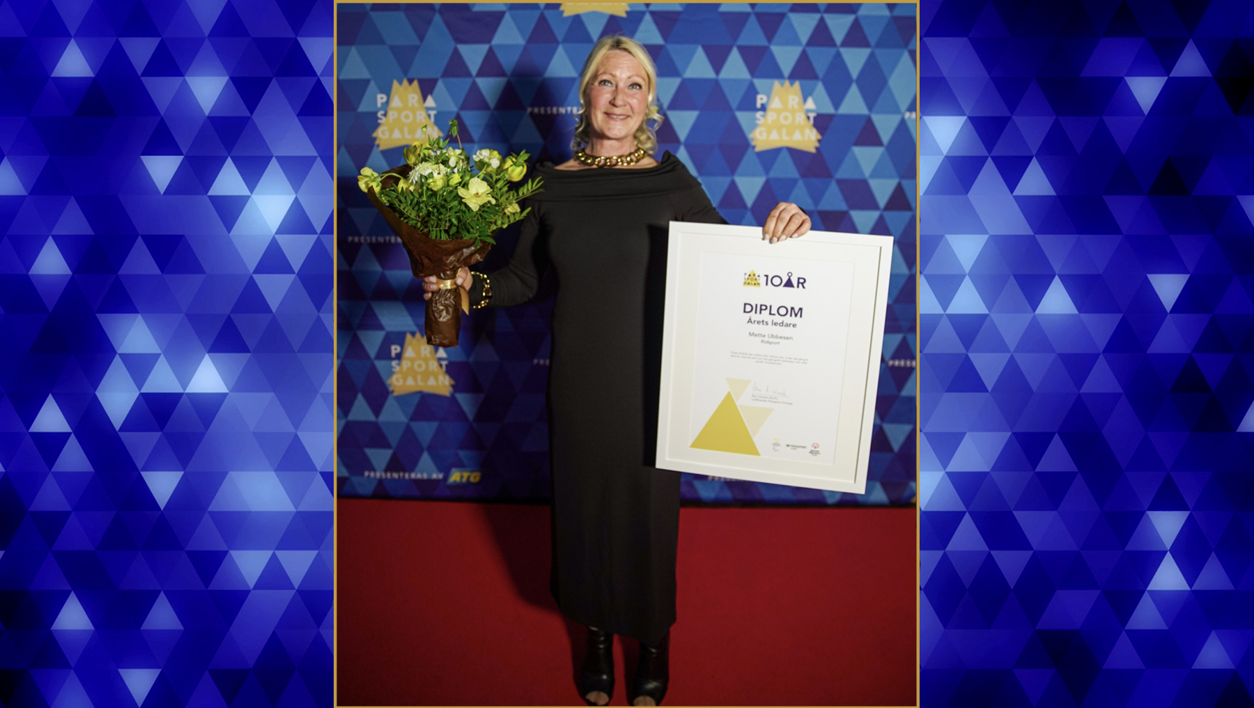 Mette Ubbesen med diplom och blommor.