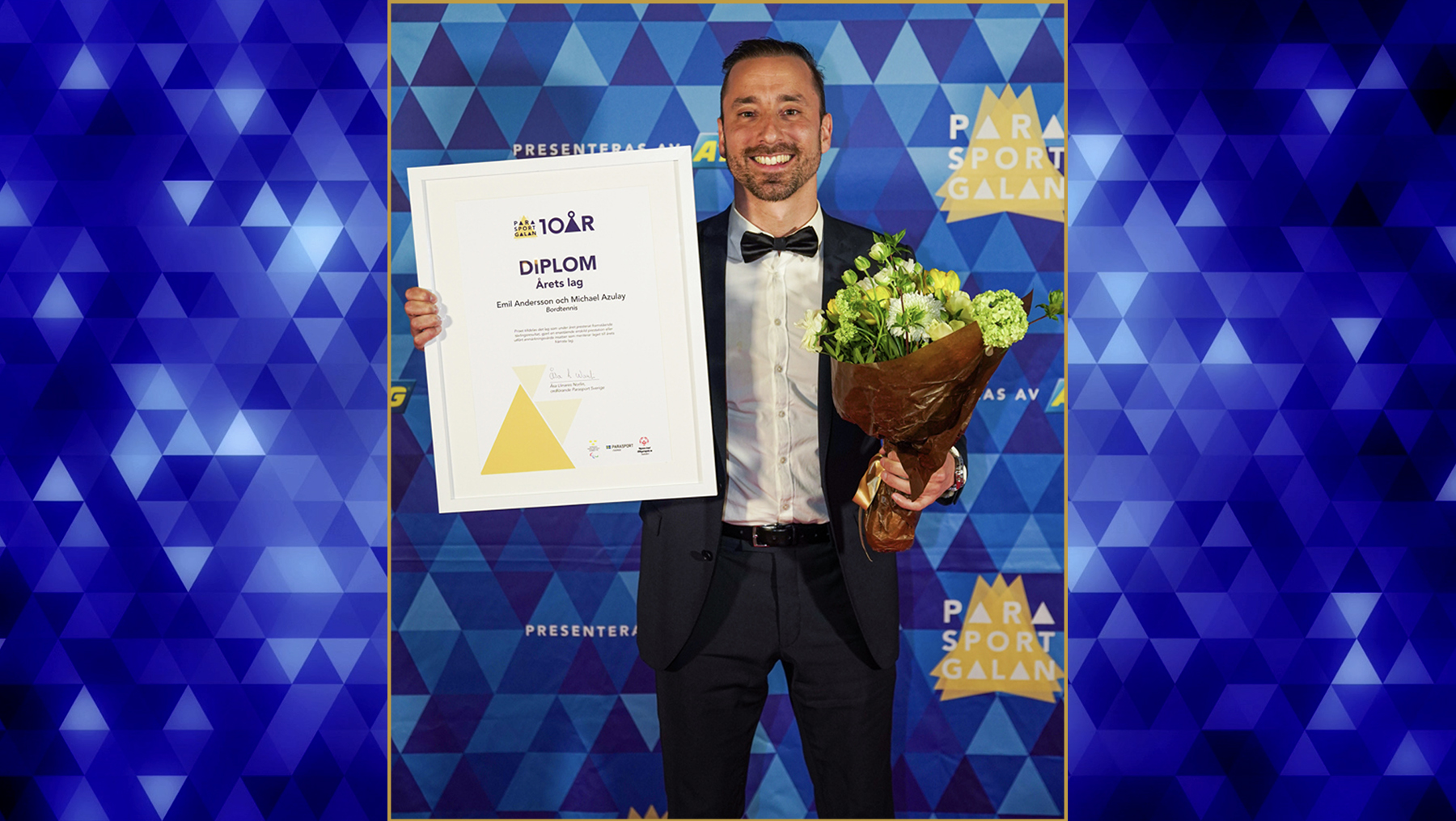 Michael Azulay med diplom och blommor.