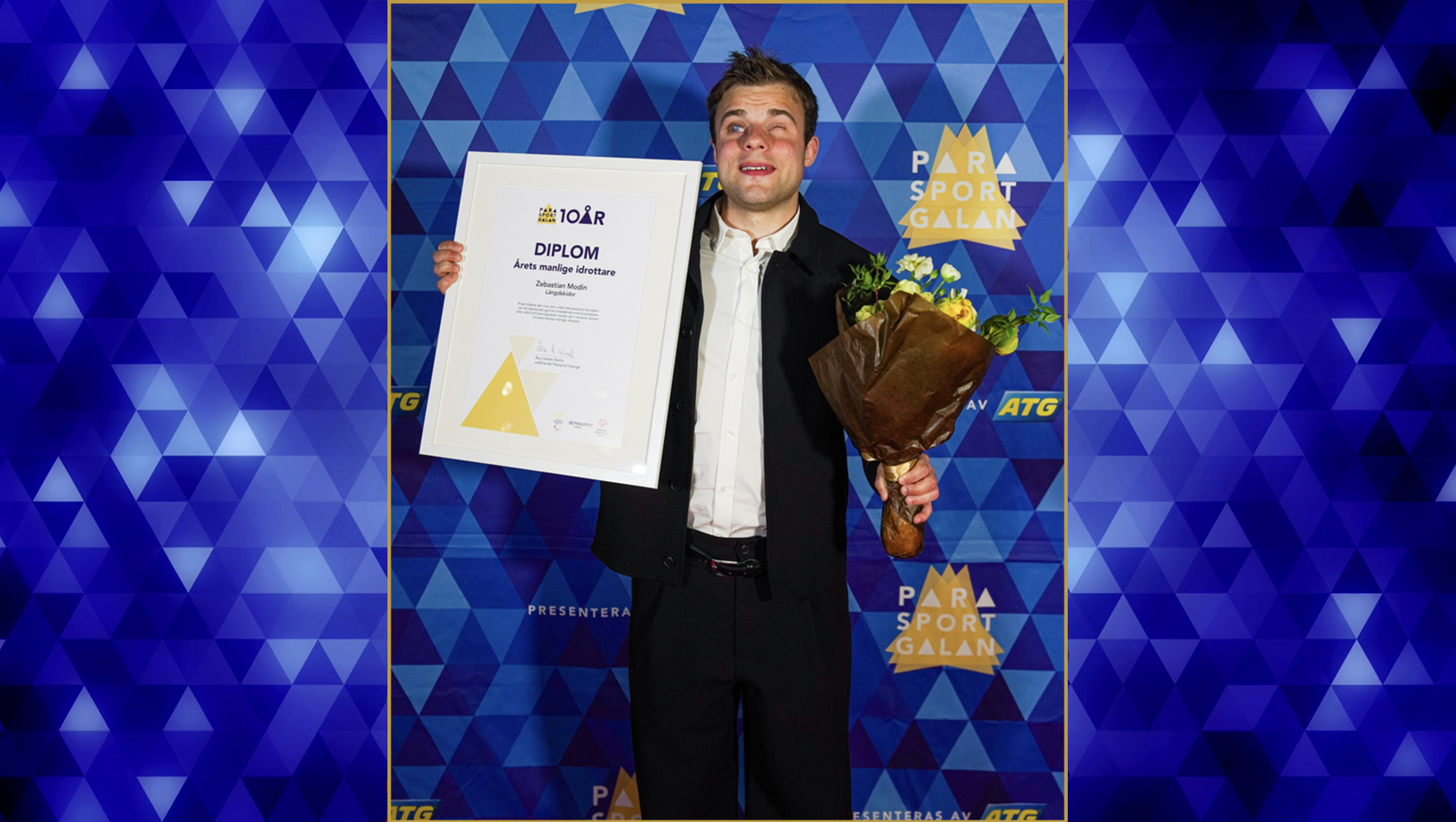 Zebastian Modin med diplom och blommor.