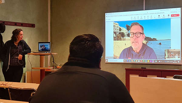Årsmöte 2025_Thomas Wilhelm på storskärm, Linda Toregé står bredvid