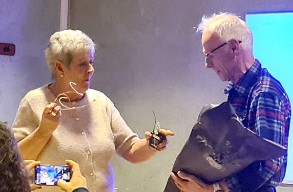 Årsmöte 2025_ Åsa Johansson gav blommor till Håkan Ryholt