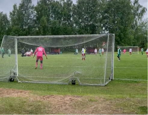 Match i Svealandsserien i 7 mot 7. Fotot är taget bakom målburen.