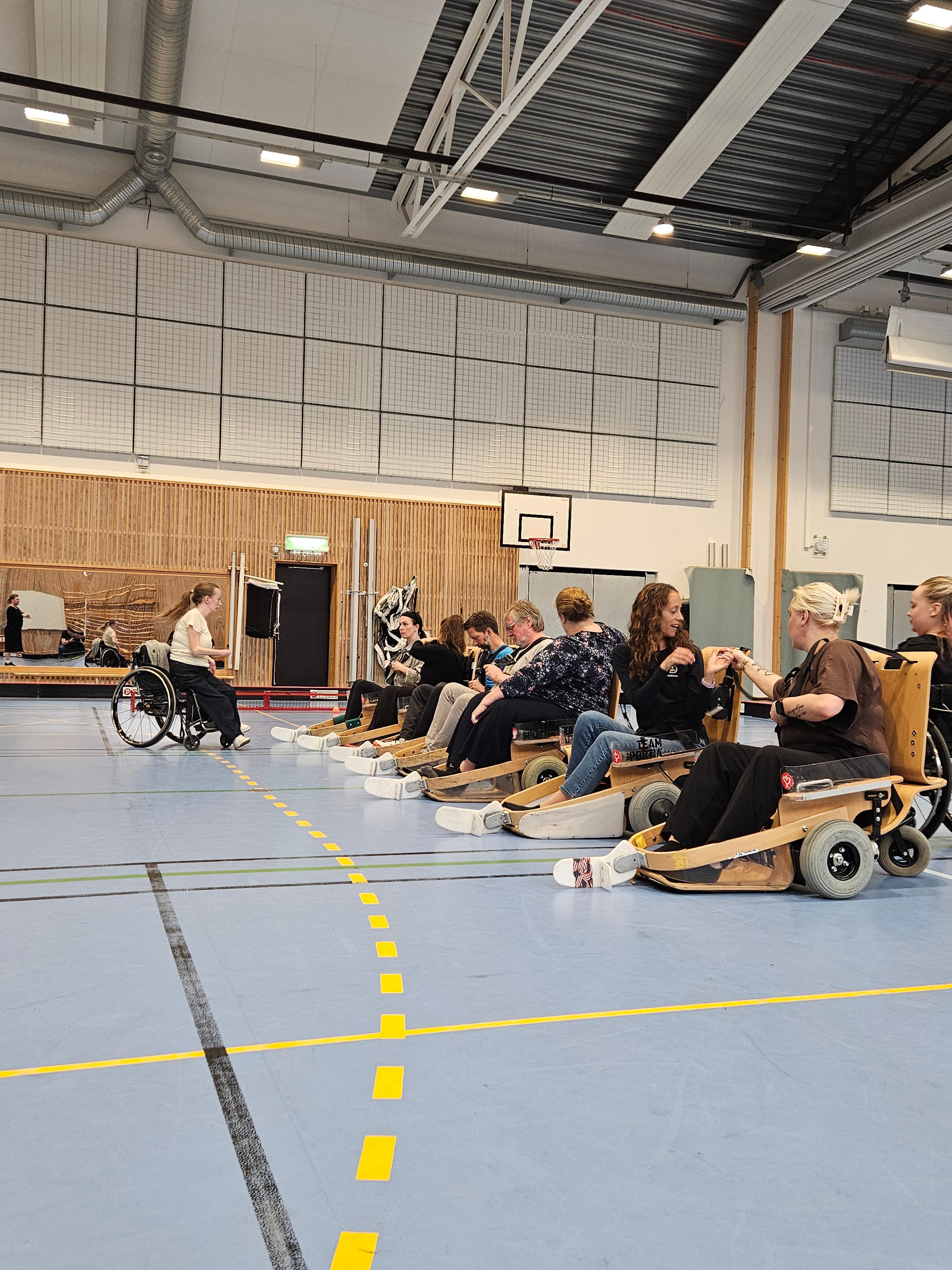 Deltagare får prova på elinnebandy under återträffen med KF Heros ledarskapsakademi.