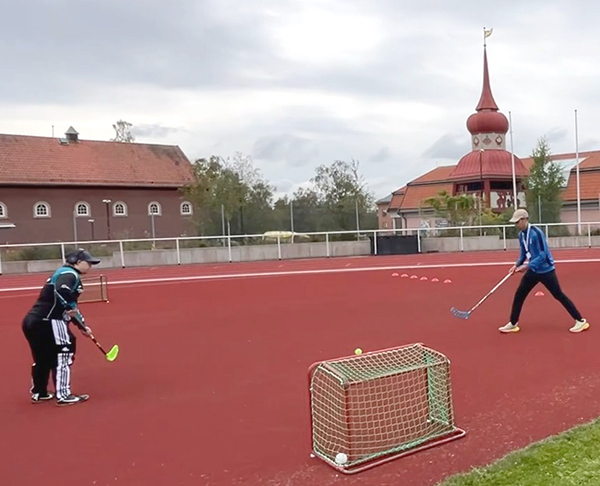 Parasportdagen 2025_Innebandy på röd gummiyta, med tornet i från Jamtli Historieland i bakgrunden.