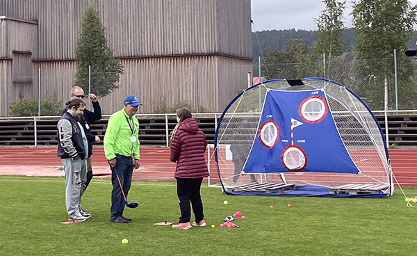 Parasportdagen 2025_Golf med plastbollar framför ett nät med skynke som har hål på olika platser och höjder. Storsjöbyggdens GK som erbjuder denna aktivitet.