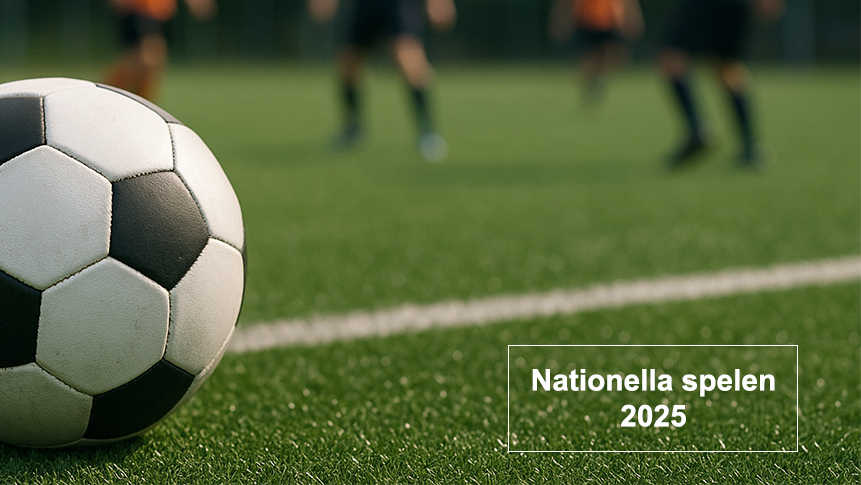 En närbild på en fotboll. I bakgrunden syns en fotbollsplan med flera spelare. I nedre högra hörnet står det "Nationella spelen 2025".