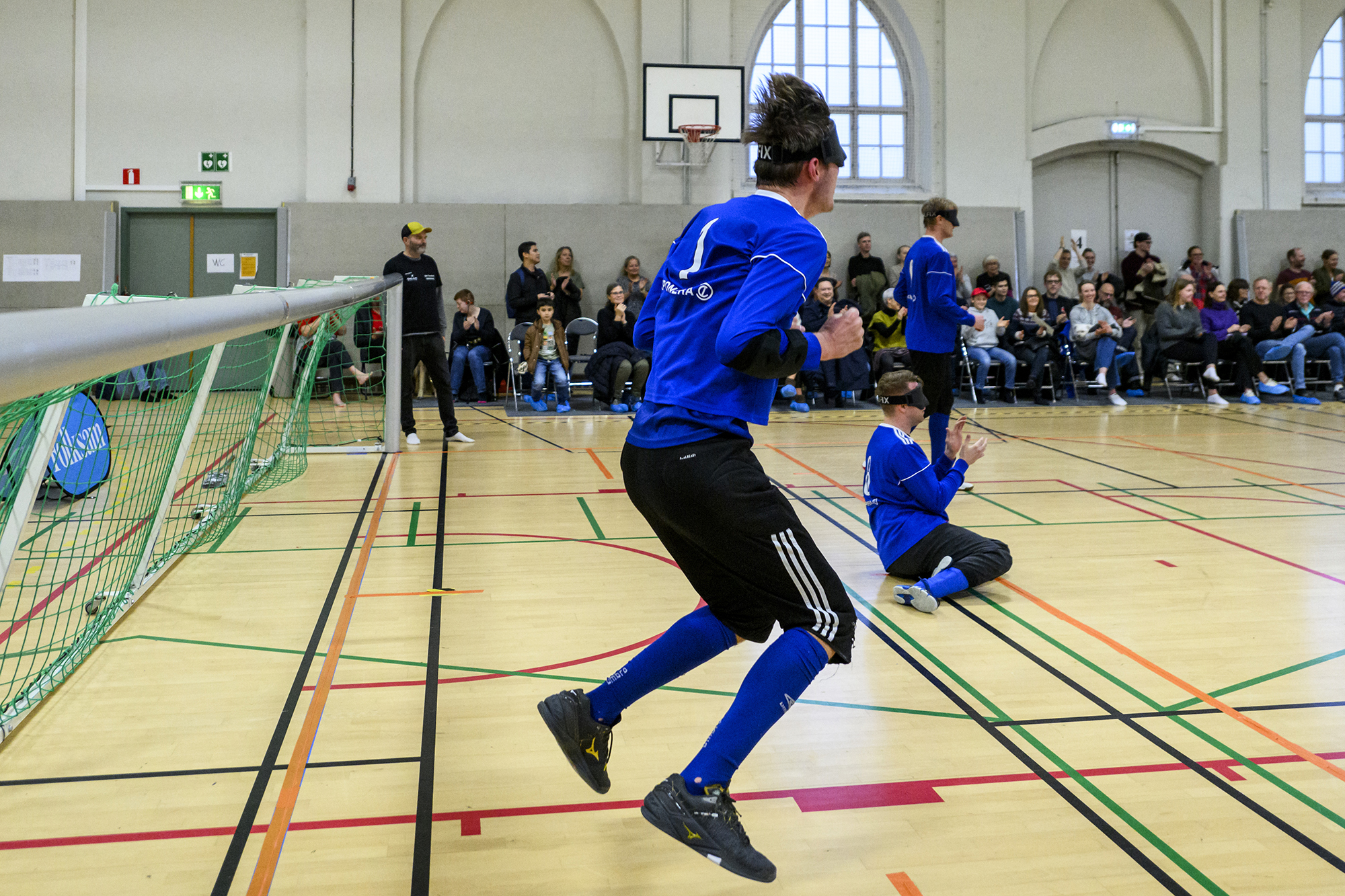 Flera spelare jublar. I bakgrunden ses publiken applådera.