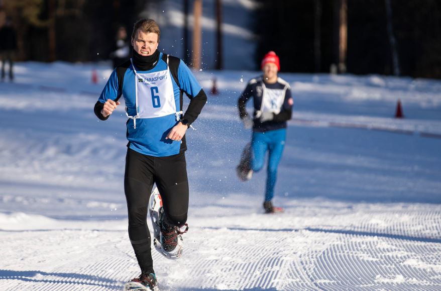 Två snöskolöpare i full action på väg mot mål