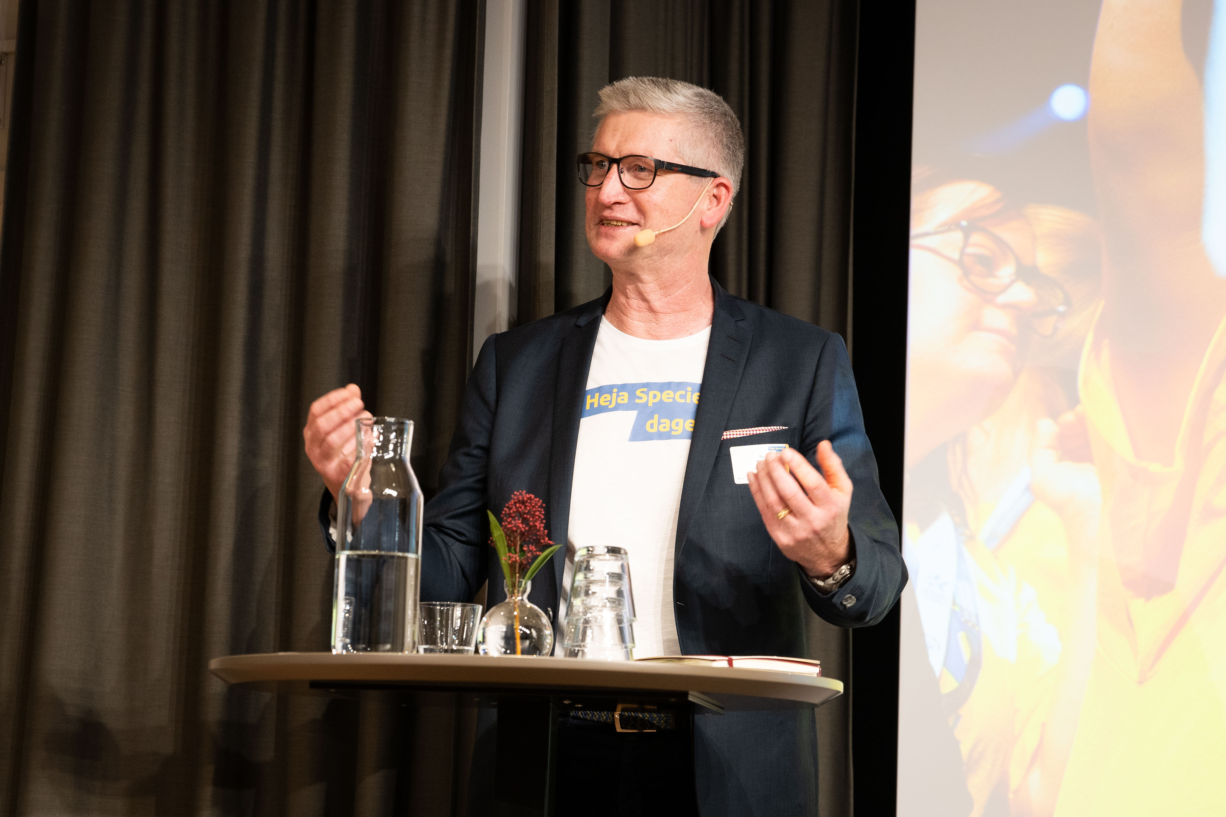 Inomhusmiljö, konferensrum. Generalsekreterare Bo Sköld på scenen.