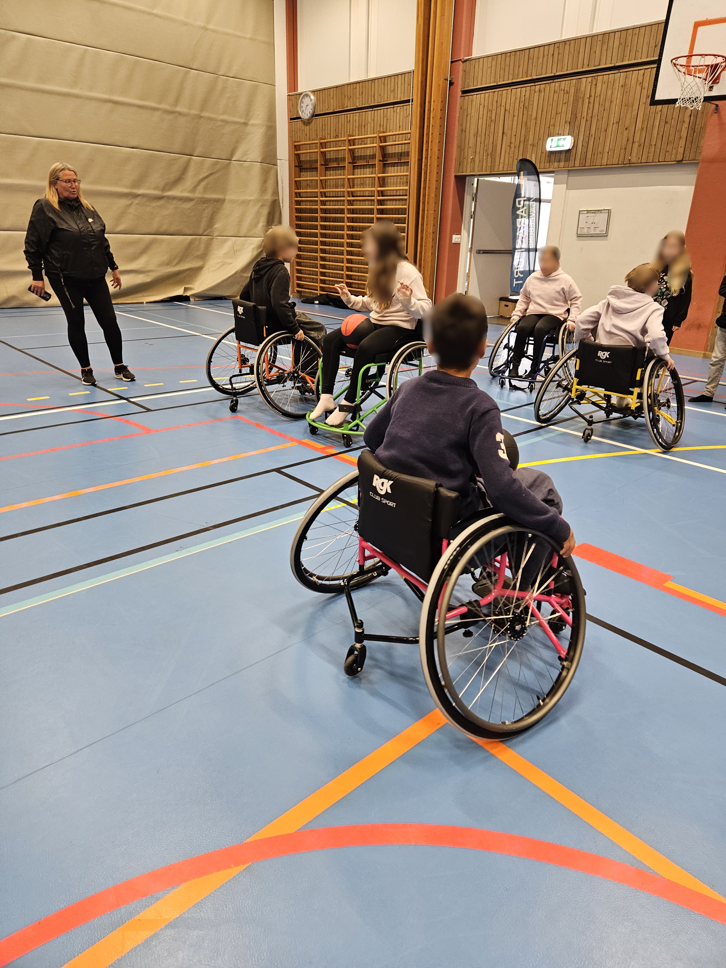 Elever prova på rullstolsbasket.