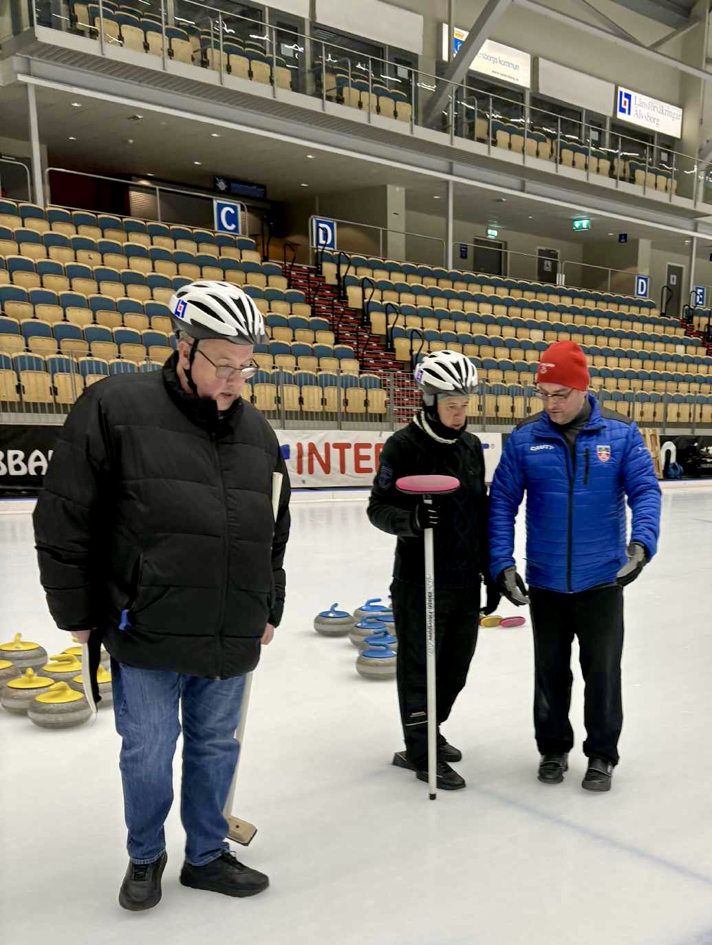 Bild på tre personer som tränar paracurling på isen i Arena Vänersborg