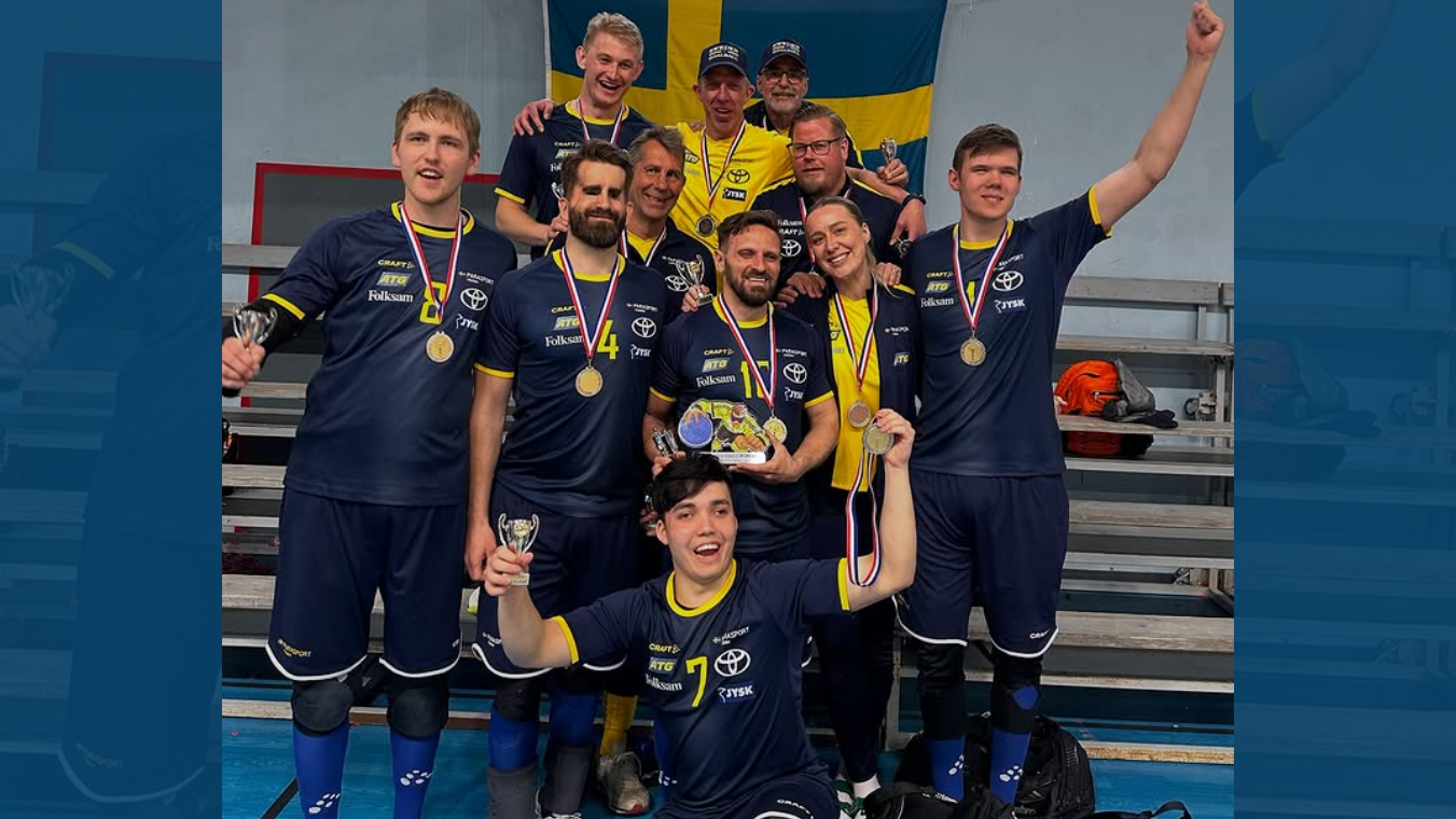 Gruppbild på det glada svenska guldlaget med silvermedaljerna runt sina halsar.