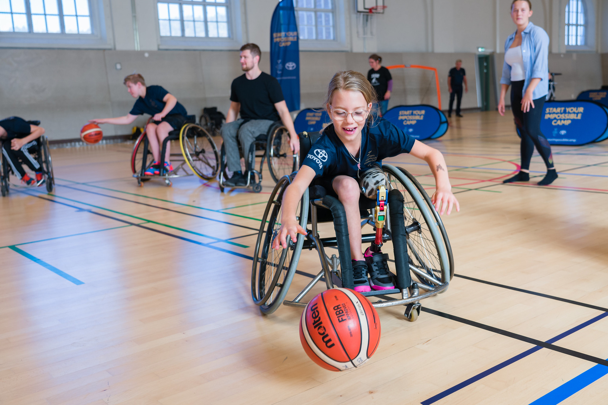 Tjej som spelar rullstolsbasket.
