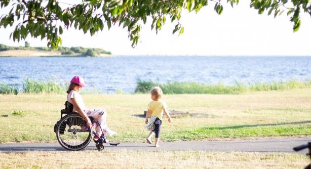 Sommarbarn ute i naturen
