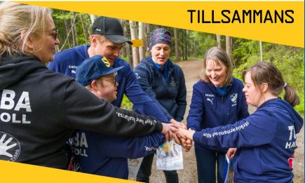 Ett gäng orienterare laddar tillsammans inför träning.