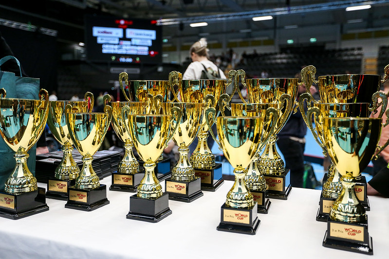 World Cup Volt Hockey 2023, Gävle. Bildbeskrvning: Foto på flera pokaler i guld.