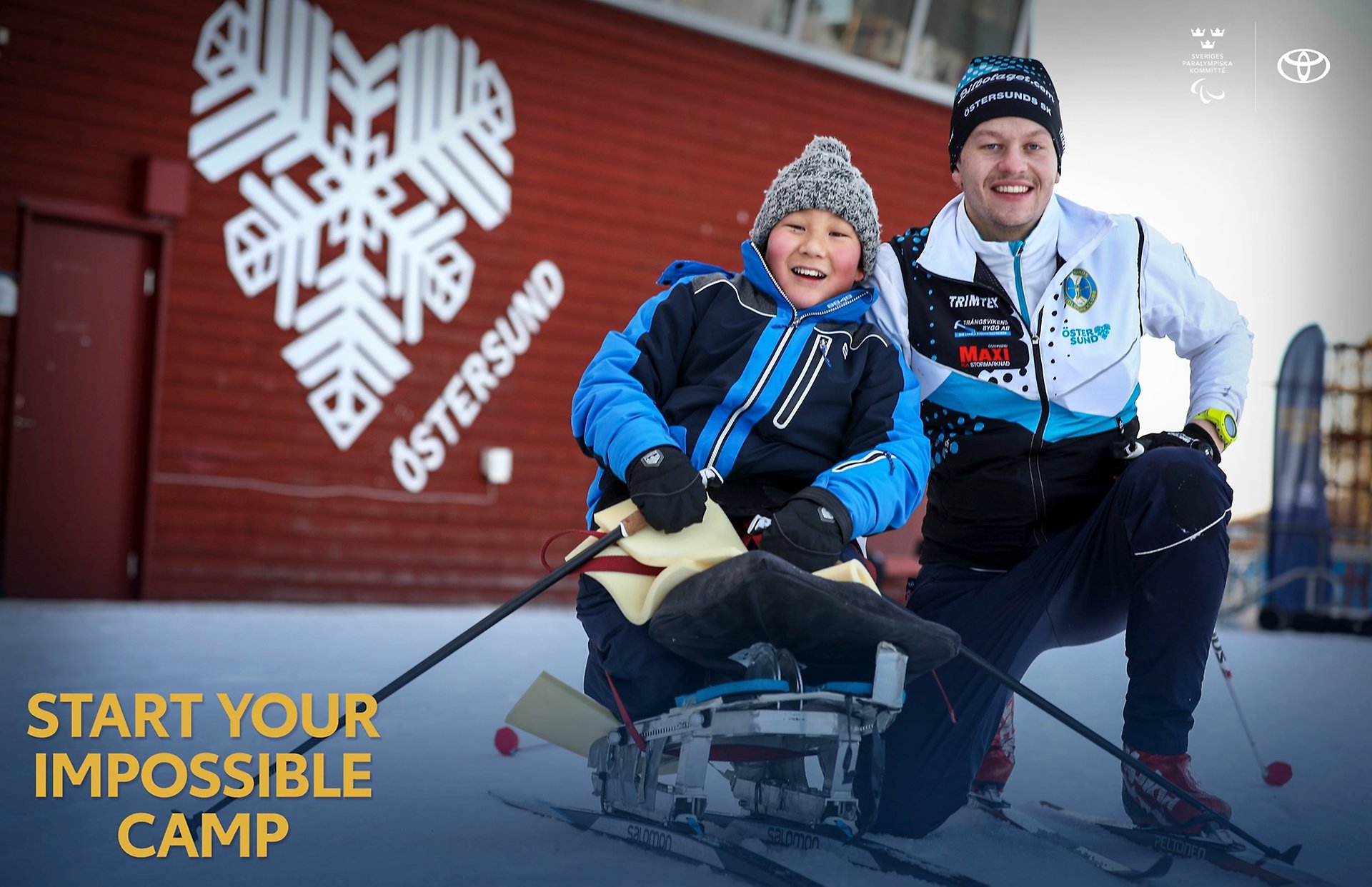 SYIC Östersund 2024 _bild på en glad ung kille i sit-ski längd, med en lika glad coatch bredvid