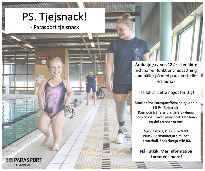 2 kvinnor går i en simhall iklädda badkläder och talar med varandra.