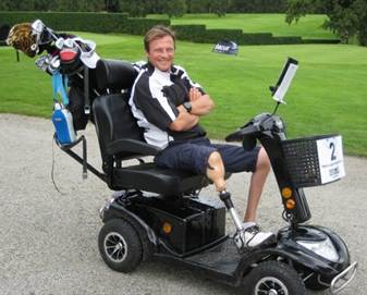 Foto på en golfare med en rörelsenedsättning i benet som sitter på en golfscooter.