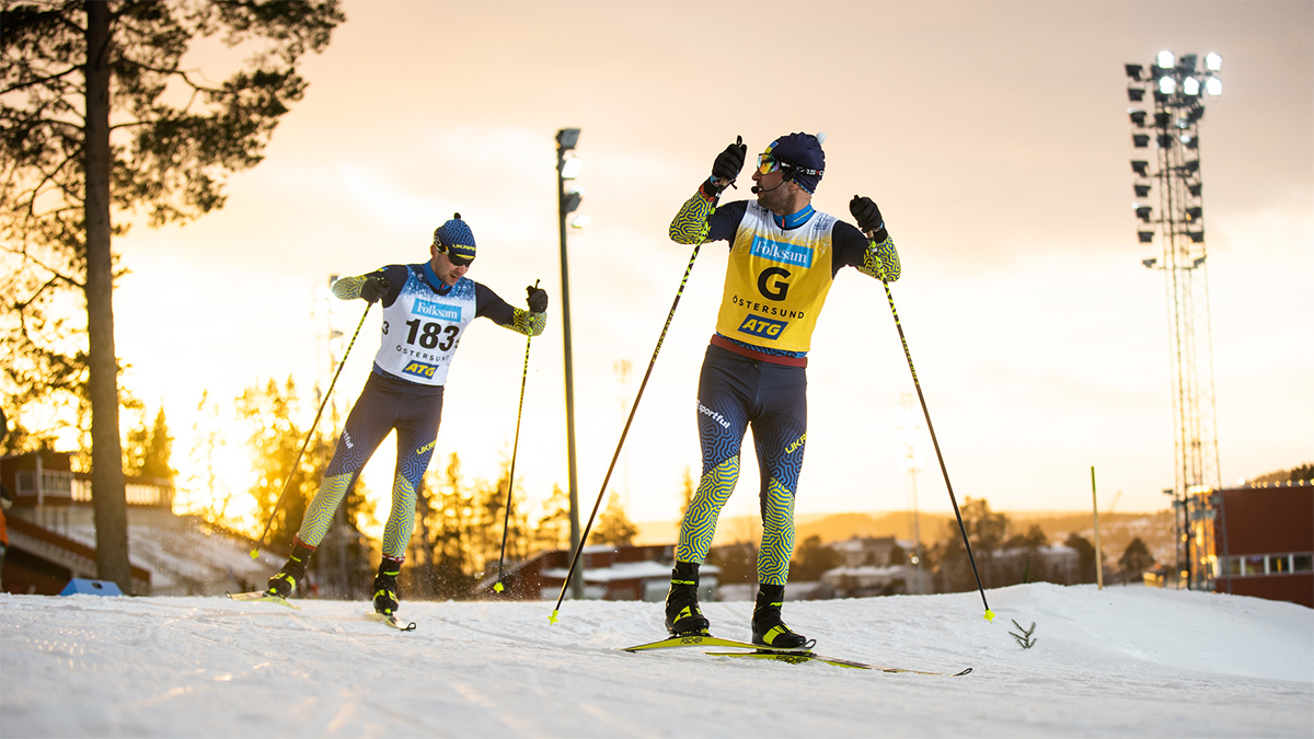 En ukrainsk åkare med guide på VM 2023 i Östersund.