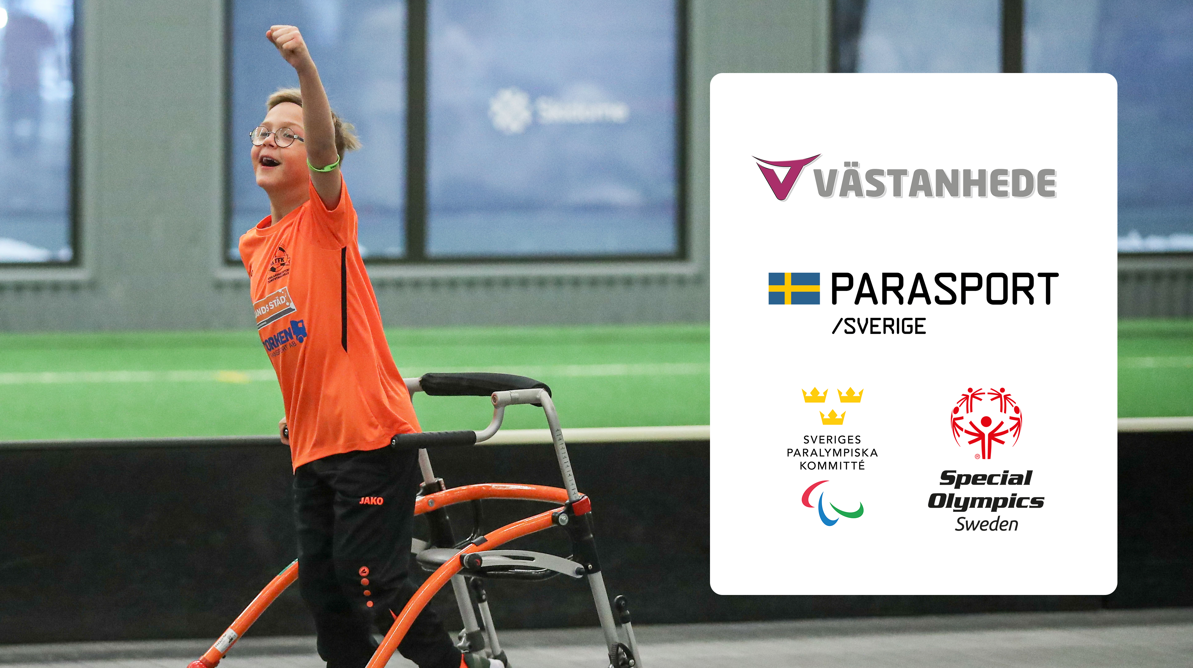 Foto, idrottshall. Ett barn med en gåstol sträcker upp armen i en segergest. Logotyper för Västanhede, Parasport Sverige, Sveriges Paralympiska Kommitté och Special Olympics Sverige.