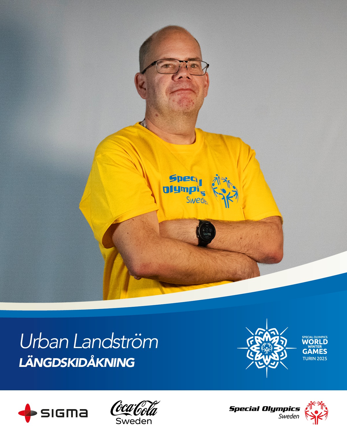 Foto på Urban Landström, glad och stolt i Sverigelagets tävlingströja.