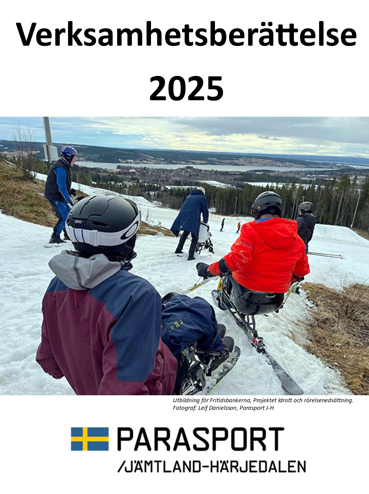 Första sidan av vår Verksamhetsberättelse för år 2025. På bilden finns flera alpina sit-ski åkare i toppen av en backe, vacker molning himmel och vy över Storsjön. Gräset skymtas fram vid sidan av nedfarten.
