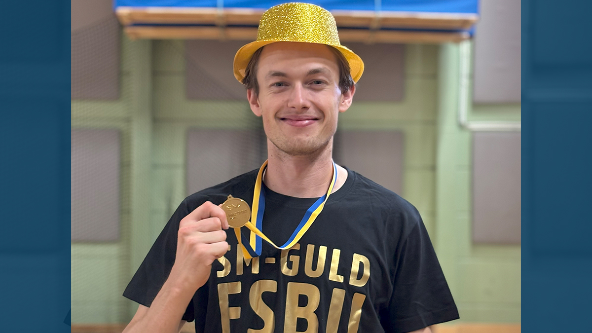 Arvid Ryberg i guldhatt efter att FSBU vunnit SM-guld i goalball.