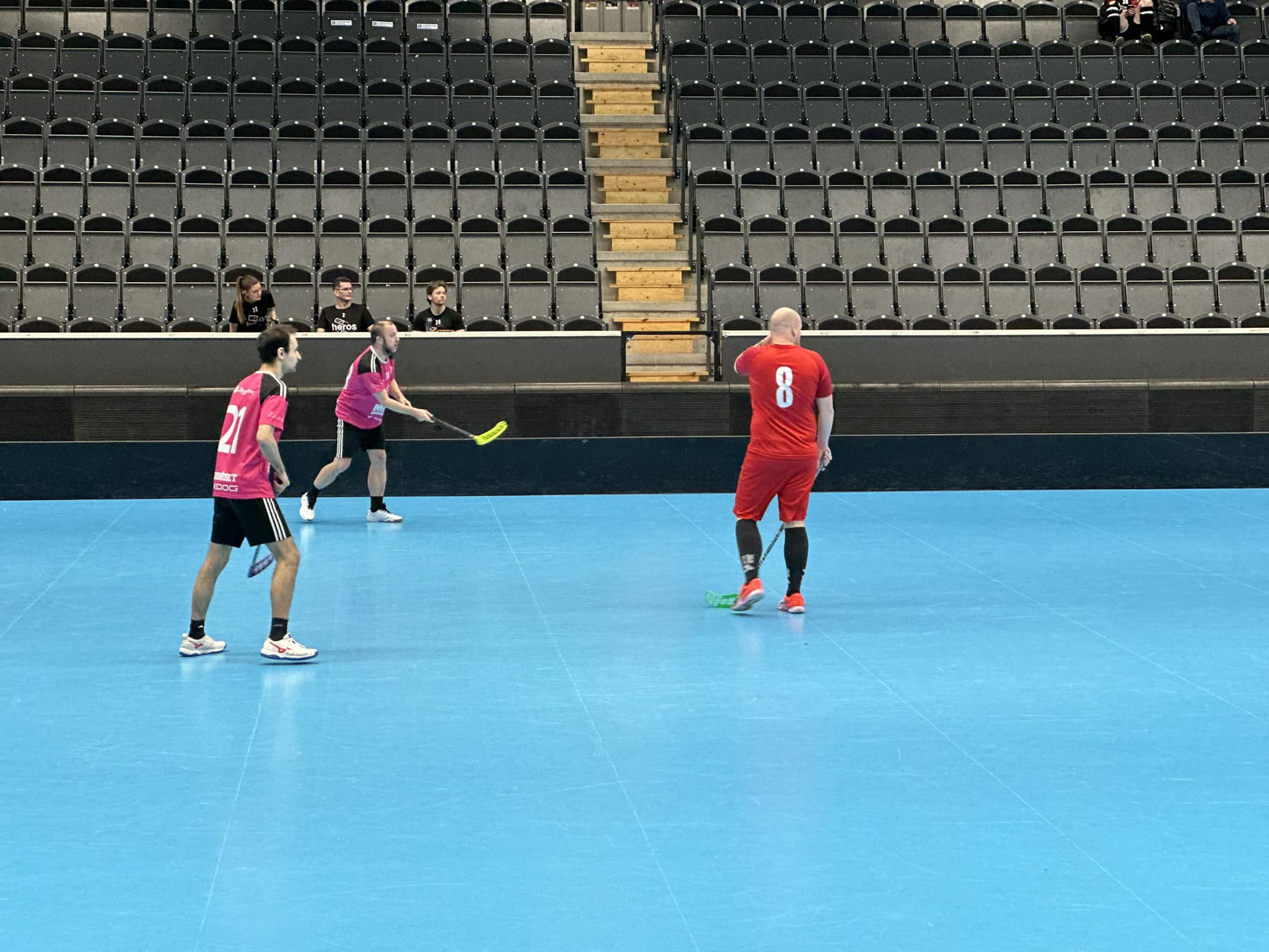 Foto på tre innebandyspelare under en match i parainnebandy.