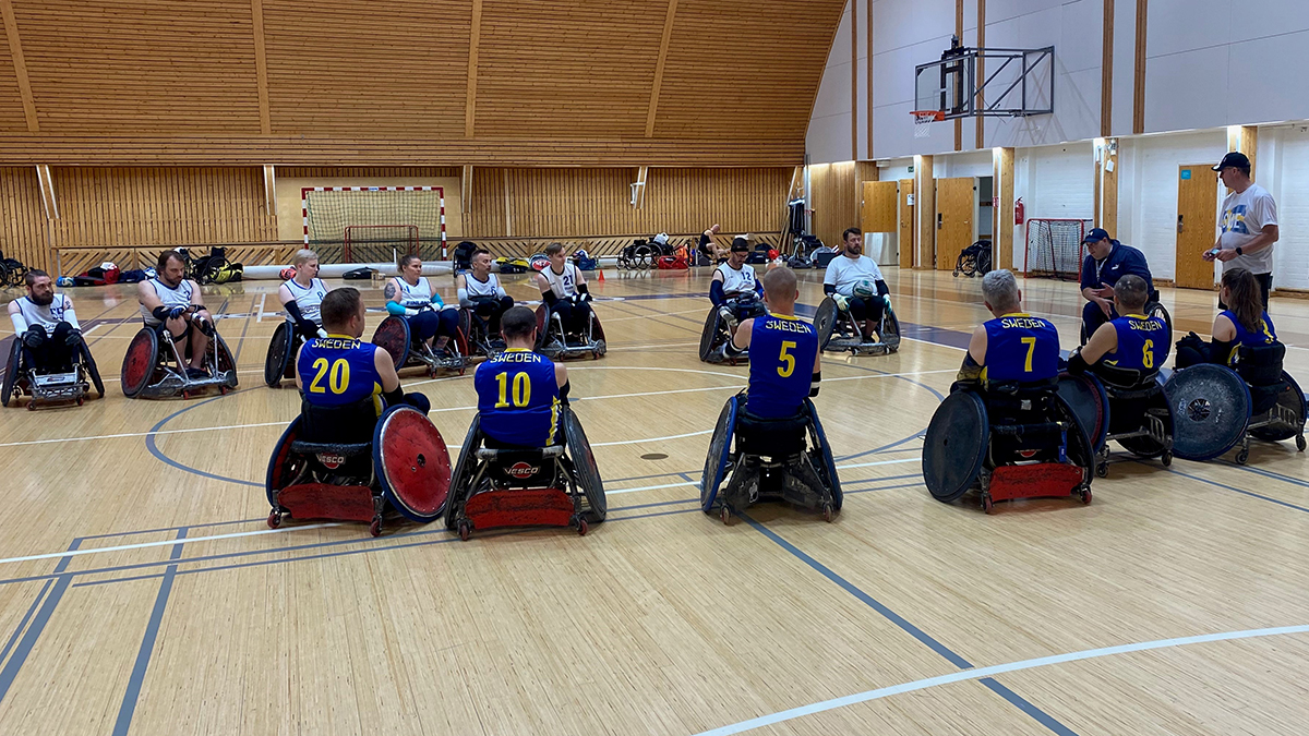 Det svenska och det finska laget får instruktioner innan match.