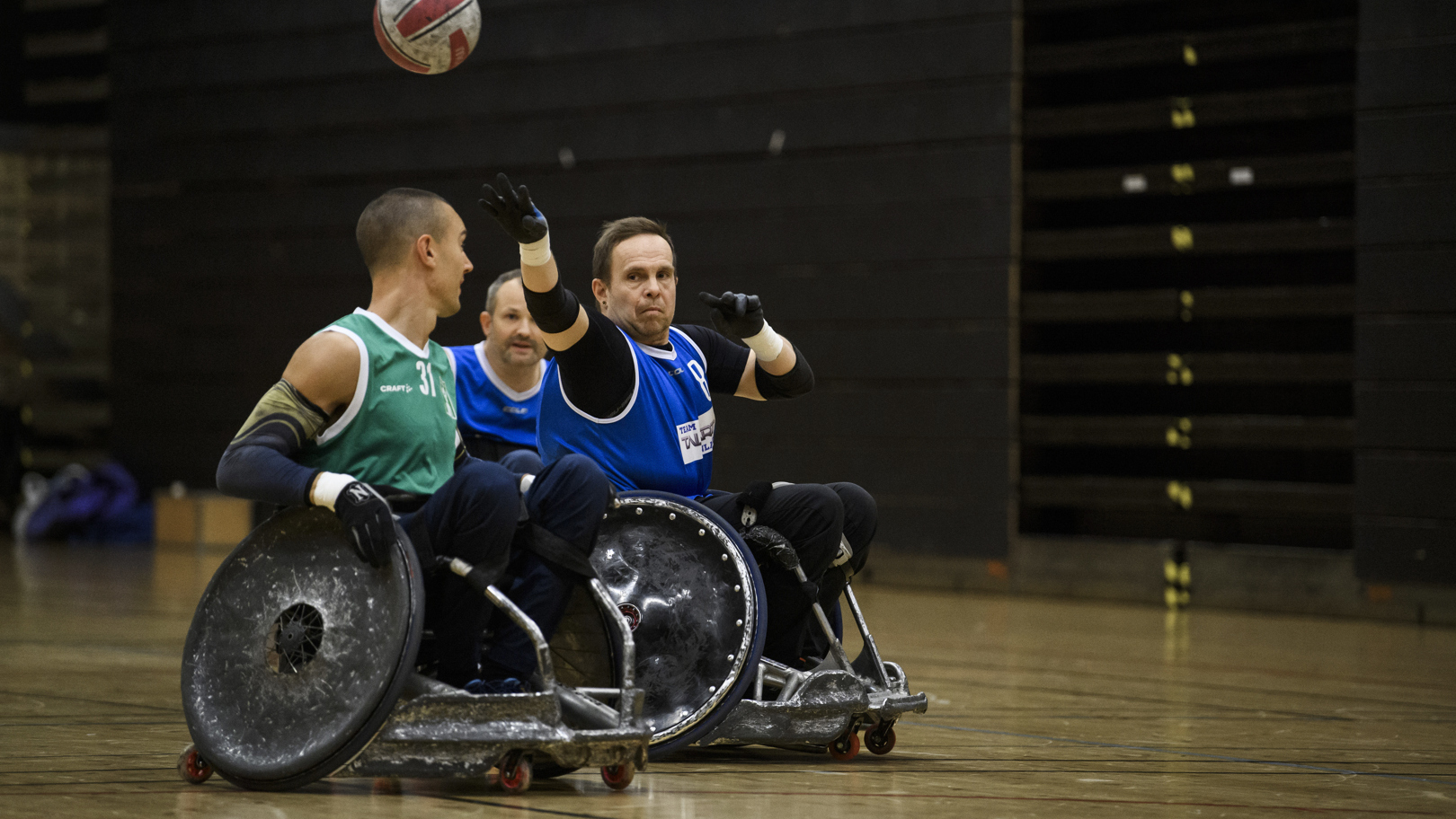 Tomas Hjert och Andreas Lilja i kamp om bollen.