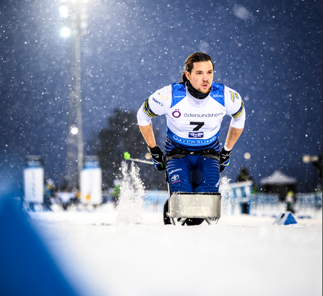 Actionbild på paralandslagsåkaren i längdskidor Arnt-Christian "Ante" Furuberg som stakar med full kraft i sin sitski under en skidtävling.  