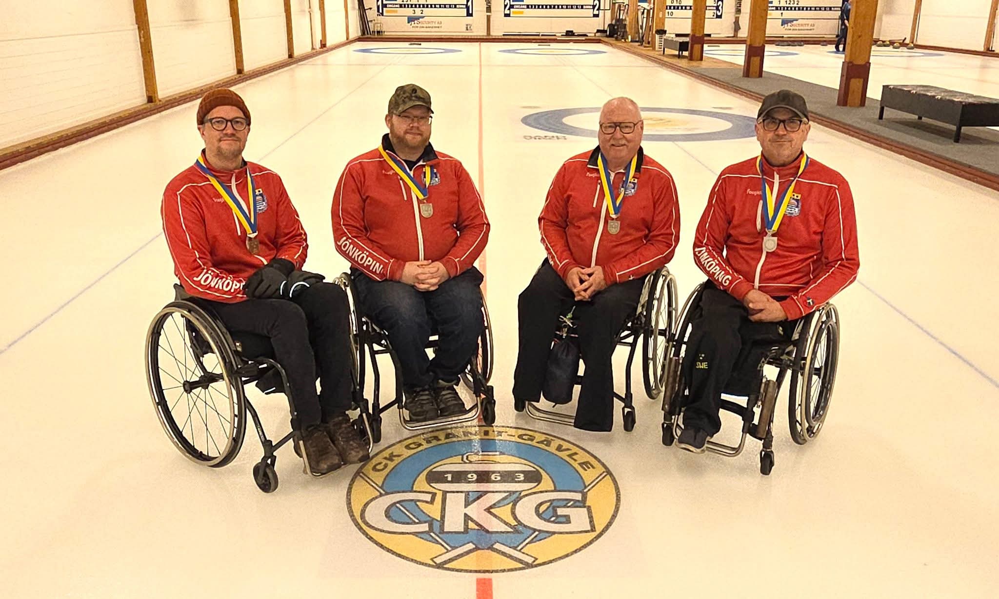 Silvermedaljörer SM Rullstolscurling 2025-2026 är lag Jönköping Energi, Jönköping CC med Mats-Ola Engborg, Jacob Wessbo, Tommy Andersson och Konrad Elf