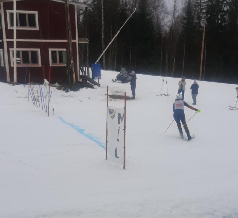 Lilly Rosen i action under SM i Alpint där hon precis korsat mållinjen.