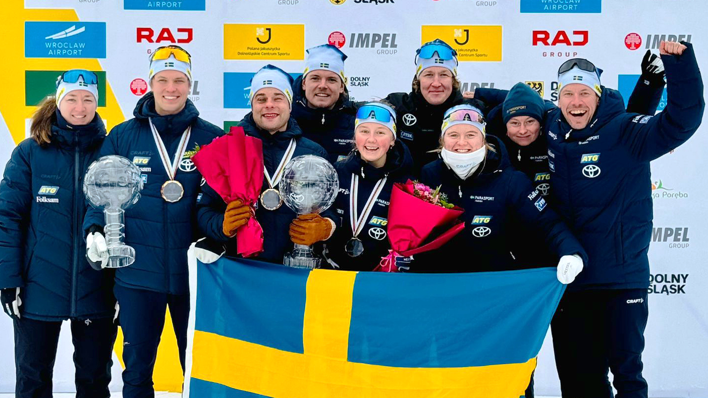 Gruppbild på de svenska åkarna och ledarna. Zebastian och Ellen håller upp sina pokaler.