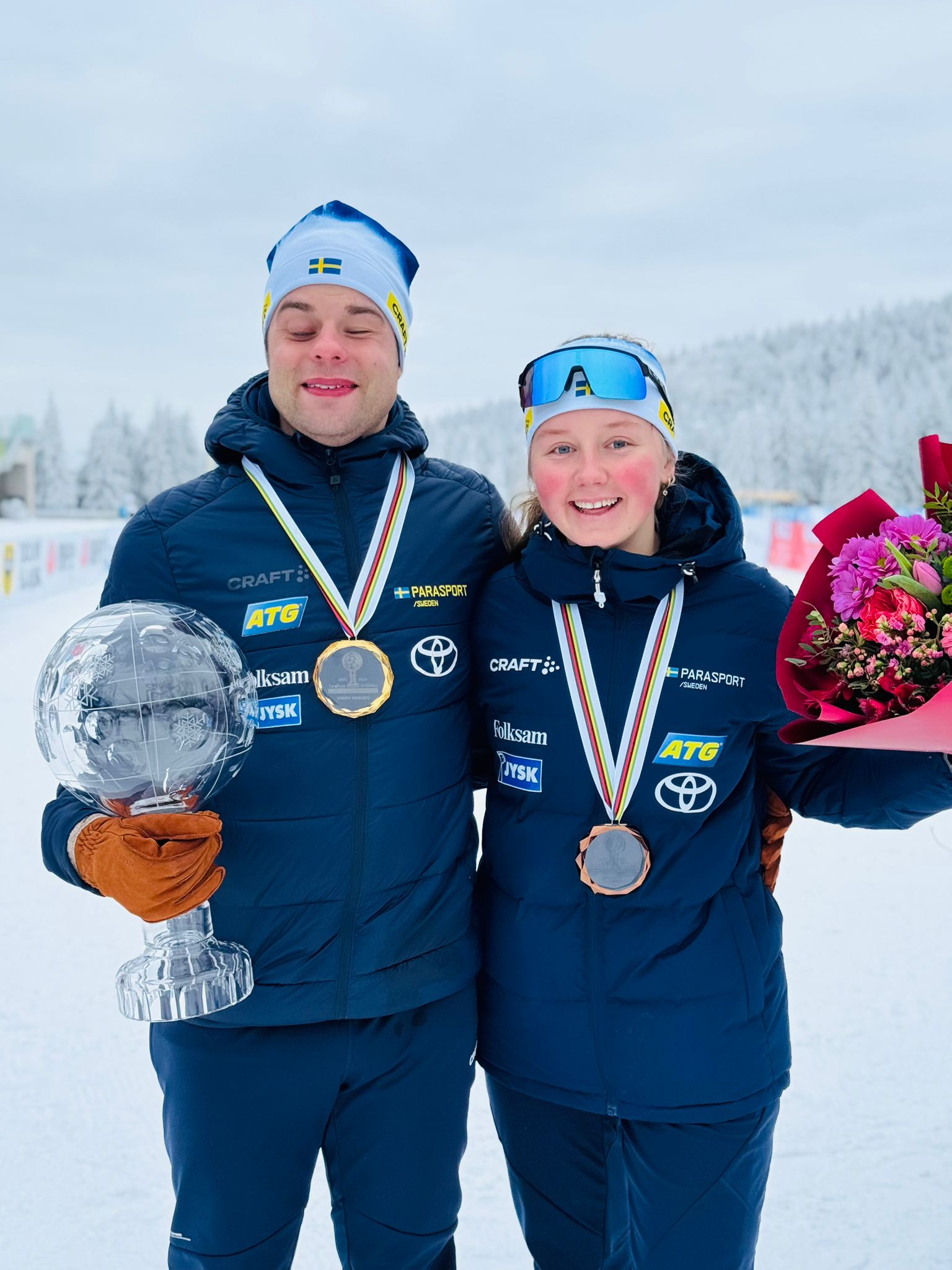 Zebastian och Ellen med sina priser och blombuketter.
