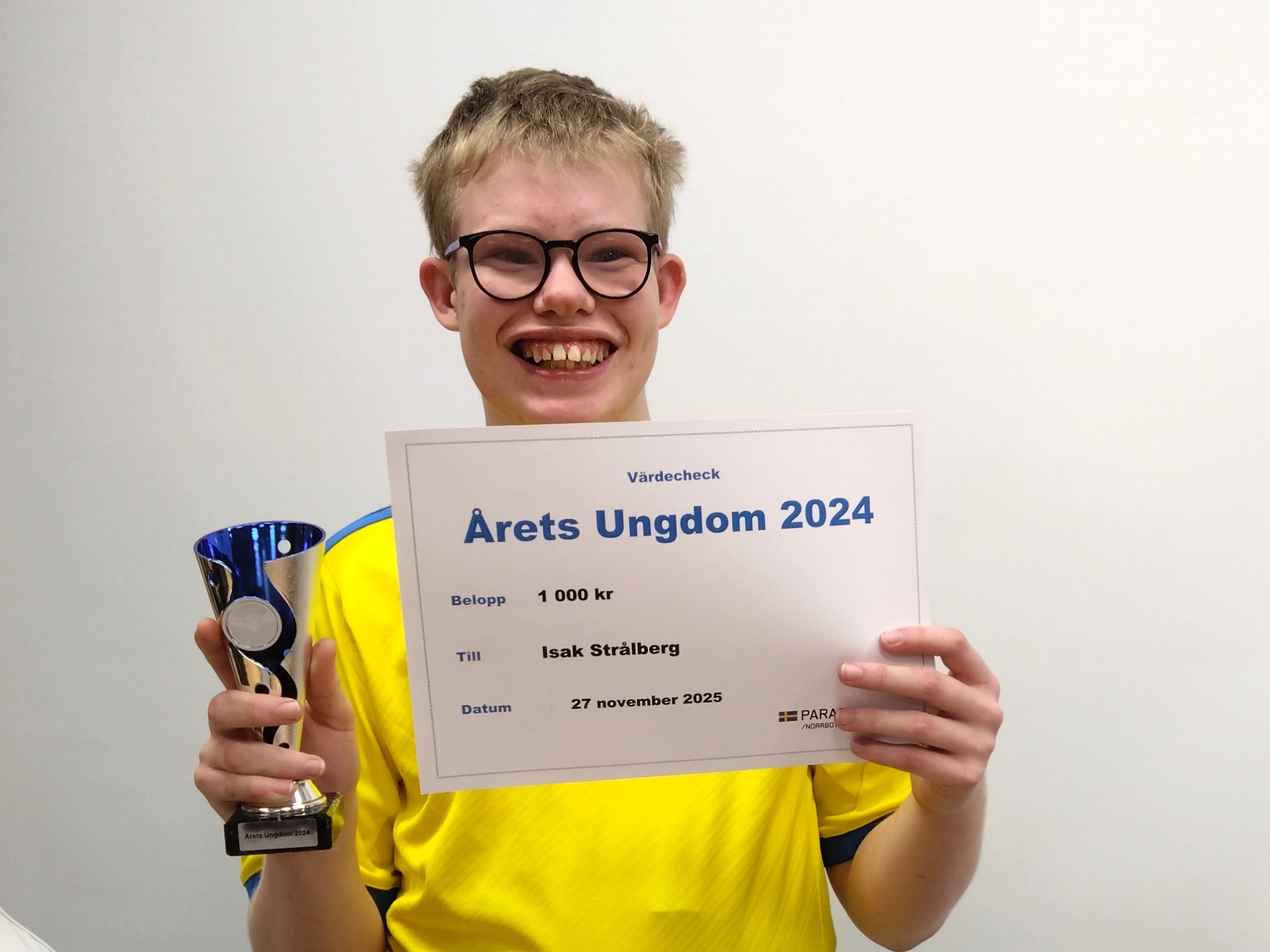 Isak visar upp pokal och diplom