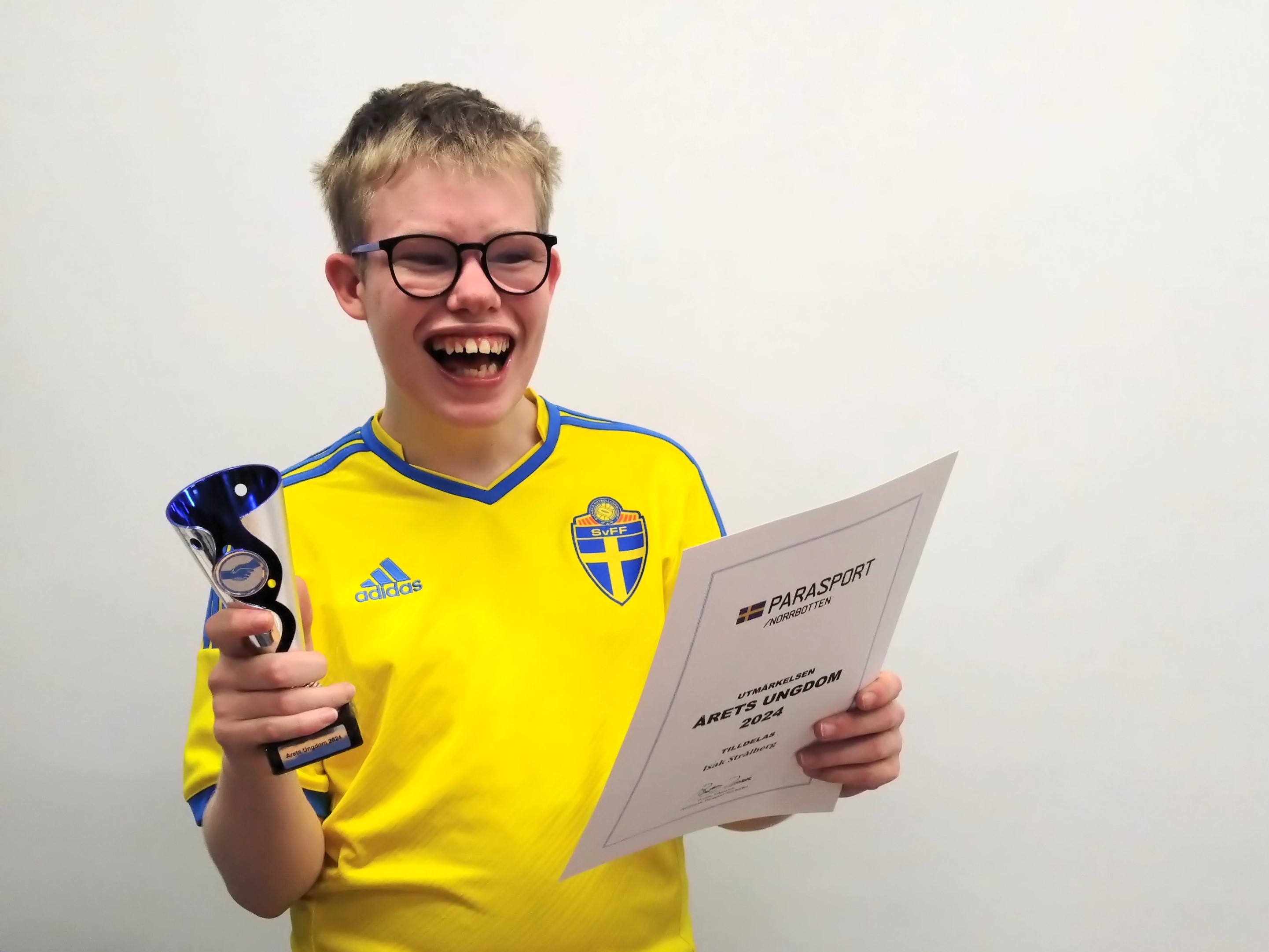 Isak storskrattar och är glad över sin utmärkelse