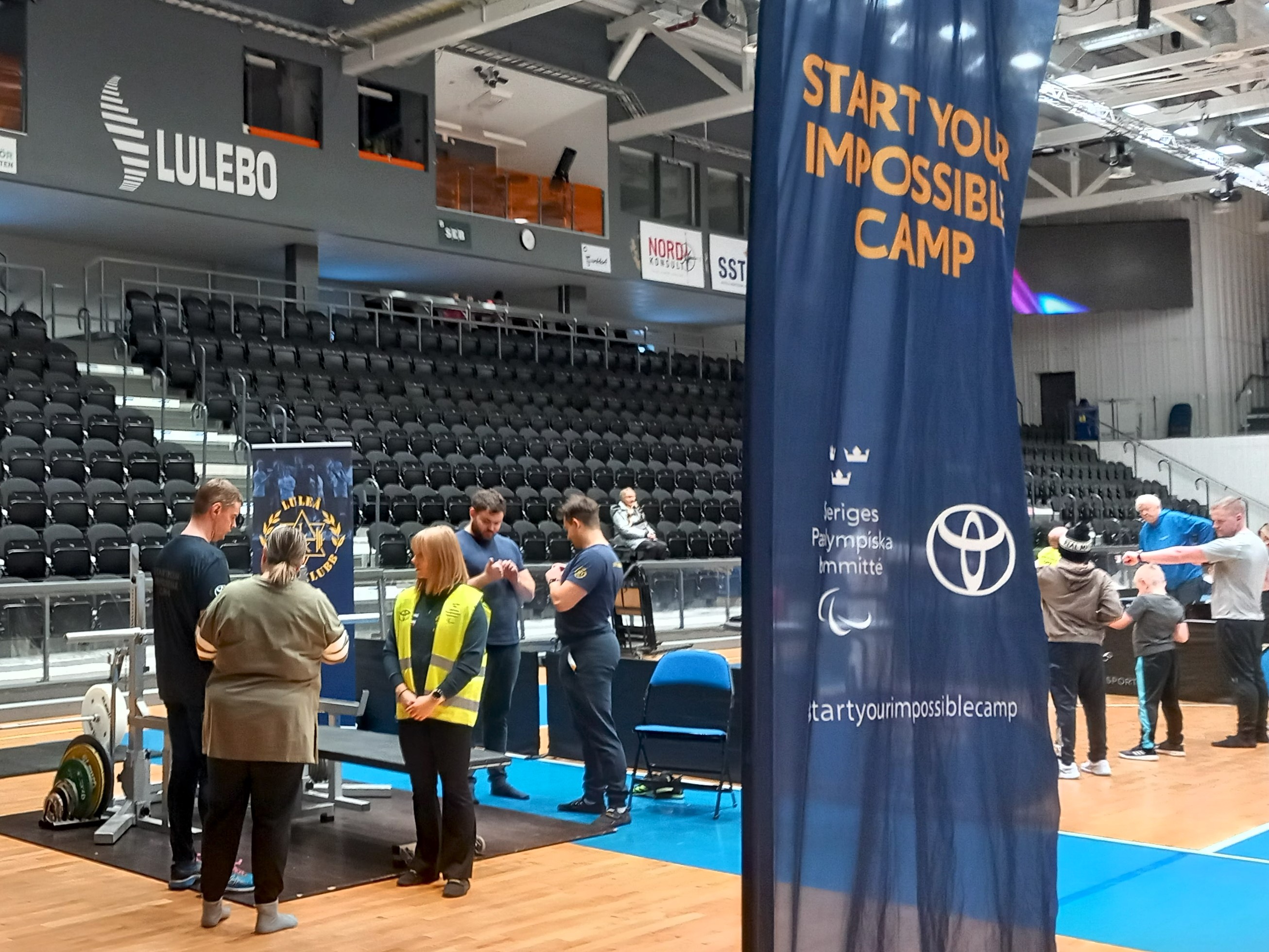 Entrèn in till sporthallen där en mängd aktiviteter pågår
