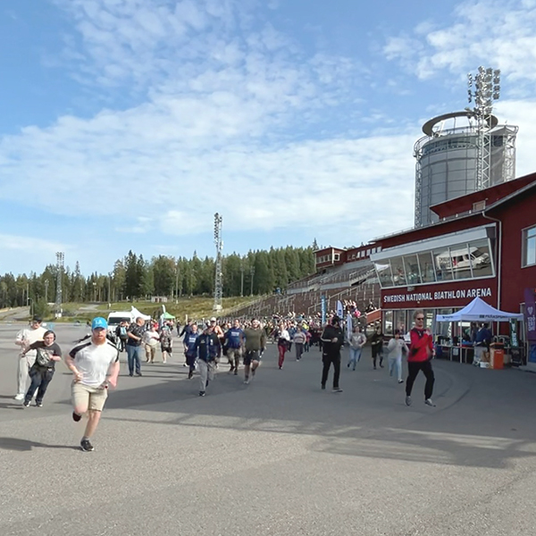 DV-dagen. Sprintlopp med många sprintare. I bakgrunden ser man Arctura och läktaren.