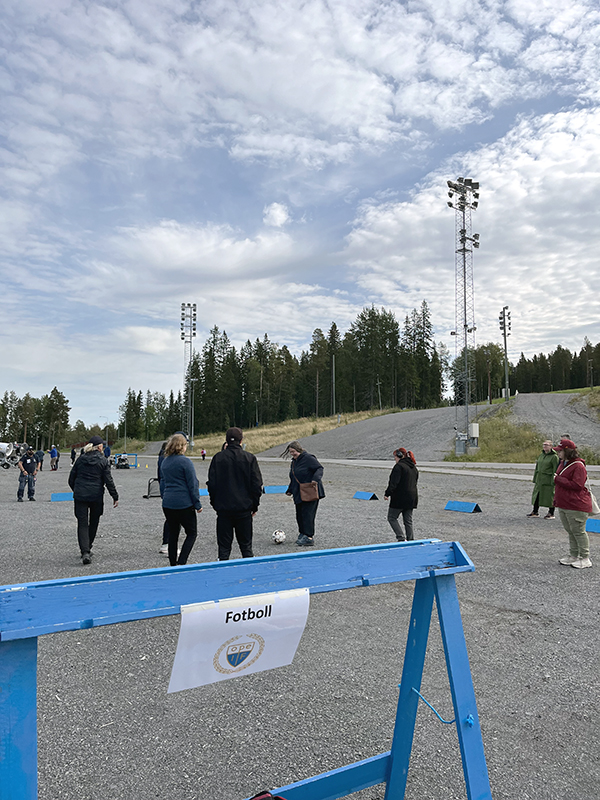DV-dagen. Fotboll. Flera deltagare latjar med med en fotboll.
